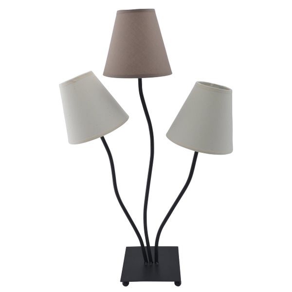 Tischleuchte mit drei Lampenschirmen aus Stoff auf einem schwarzen Metallfuß