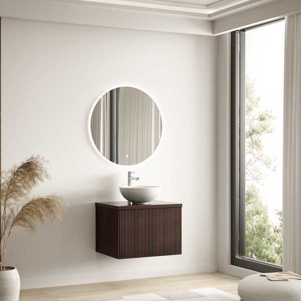 Helles Badezimmer mit wandhängendem Waschtischunterschrank aus dunklem Holz, Aufsatzwaschbecken und rundem LED-Spiegel in modernem Design.