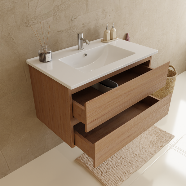 Modernes Badezimmer-Set mit wandhängendem Waschtischunterschrank in Holzoptik, zwei geöffneten Schubladen, weißem Keramikbecken und Armatur.