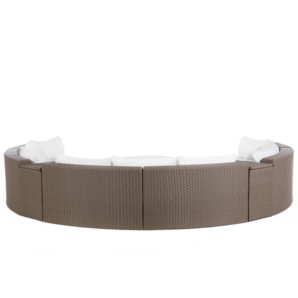 Halbkreisförmige Gartenlounge aus Rattan mit weißen Kissen