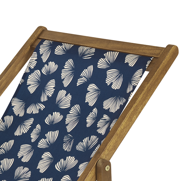 Detailansicht eines Holzliegestuhls mit blauem Bezug und hellem Blättermuster