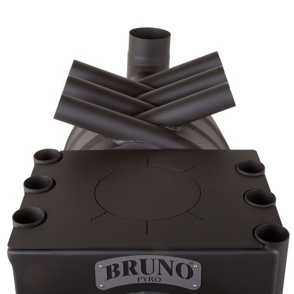 Detailansicht eines Kaminofens mit Kochfeld und Rohren