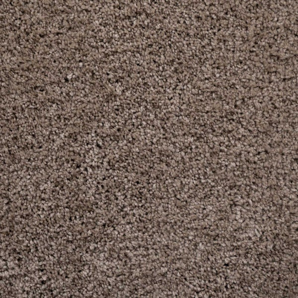 Nahaufnahme einer weichen, hochflorigen Teppichboden-Struktur in Taupe für Innenräume.