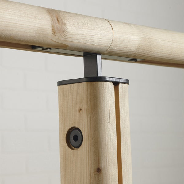 Detailansicht einer Holztreppe mit Handlauf und Metallverbindungen