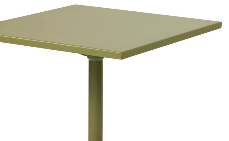 Quadratischer Bistrotisch aus Metall mit Mittelfuß.