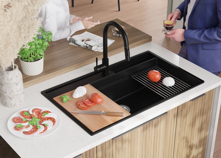 Küchenspüle mit Armatur, Schneidebrett, Abtropfgestell und Zutaten für Caprese