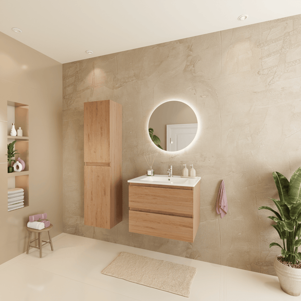 Modernes Badezimmer mit Waschtischunterschrank aus Holz, Hochschrank und einem runden Spiegel mit Beleuchtung an einer strukturierten Wand.