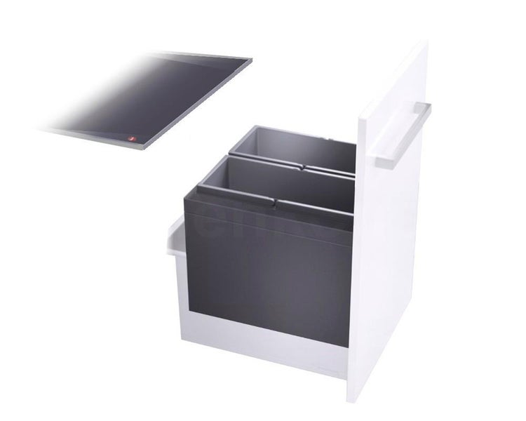 Ausziehbares Abfalltrennsystem mit zwei grauen Mülleimern in einem weißen Küchenunterschrank mit silbernem Griff.