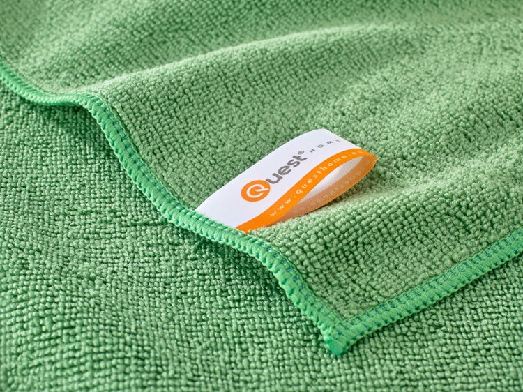 Grünes Mikrofasertuch mit Quest Home Logo