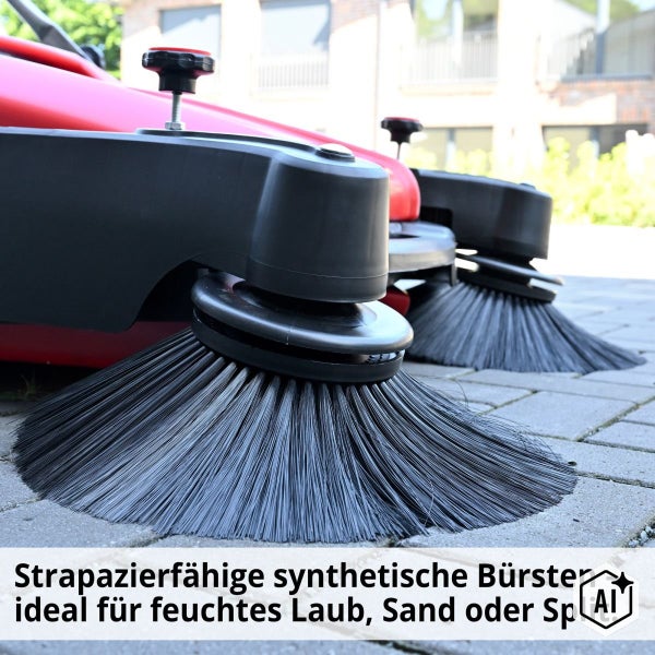 Detailansicht der strapazierfähigen synthetischen Bürsten einer Kehrmaschine für Laub, Sand und Split auf Pflastersteinen.