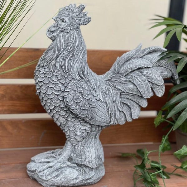 Detaillierte Gartenfigur Hahn aus Steinoptik für die Gartendekoration