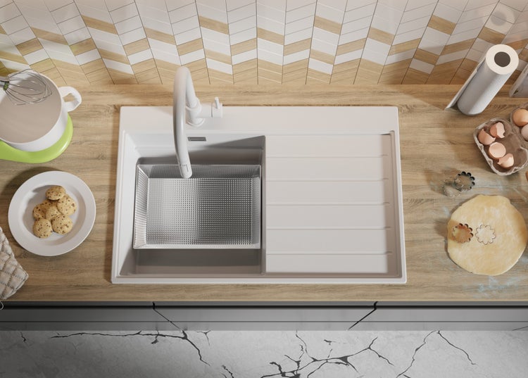 Küchenszene mit Spüle, Armatur und Backzutaten auf einer Arbeitsplatte