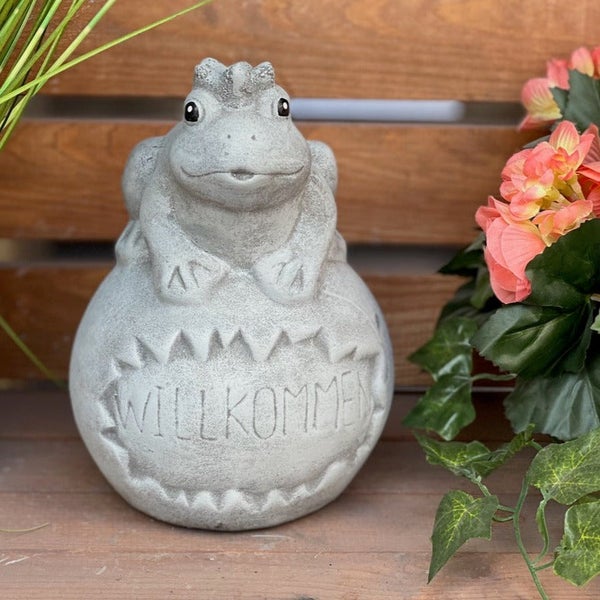 Steinfigur Frosch auf einer Kugel mit Willkommen Schriftzug als Dekoration für den Garten