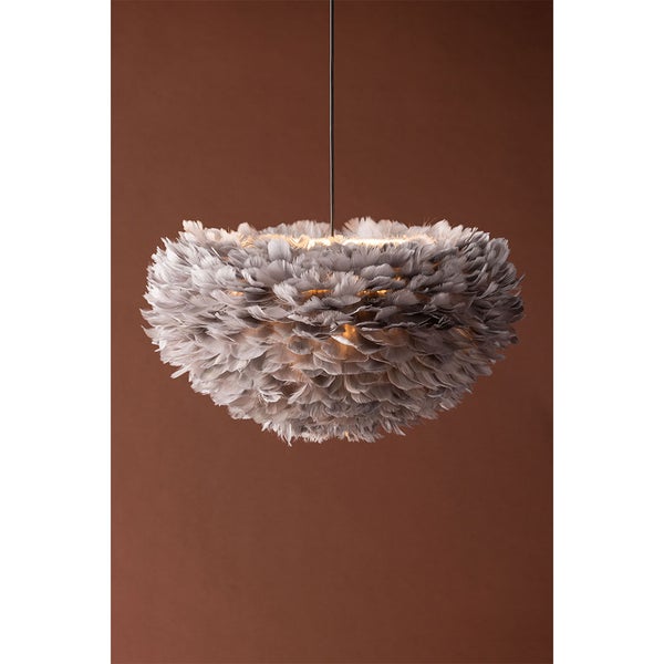 Mehrere graue Euroboxen und Rollbretter gestapelt