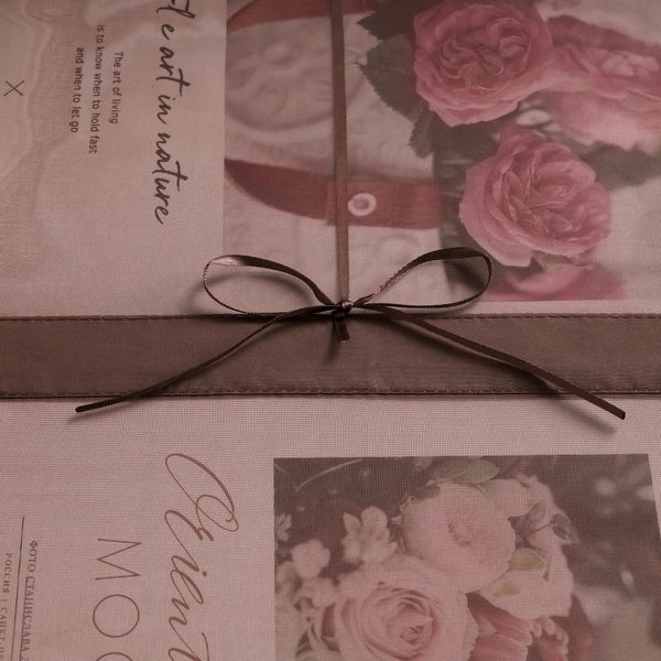 Dekorative Rolljalousie mit Rosenmuster und Schleife