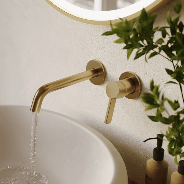 Moderne Unterputz Waschbeckenarmatur in einem Badezimmer mit Wasserstrahl und rundem Spiegel.