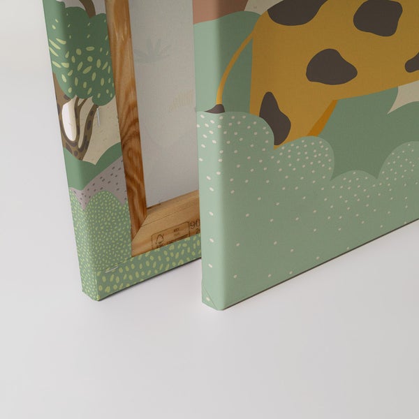 Nahaufnahme von zwei Leinwandbildern mit kindlichen Motiven und Holzrahmen