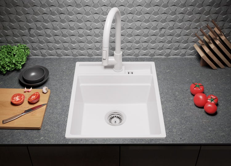 Spüle mit Armatur in einer hellen, modernen Küche.