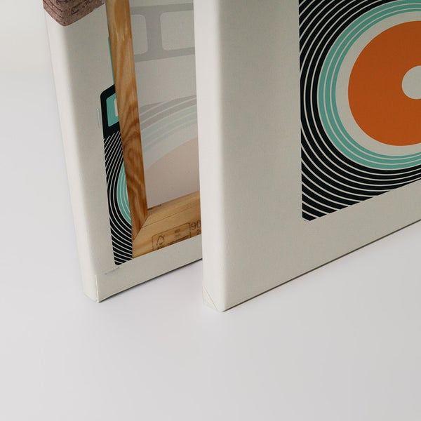 Detailansicht von zwei Leinwandbildern mit geometrischen Mustern auf Keilrahmen