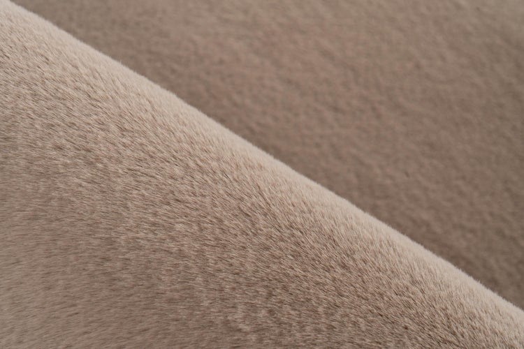 Nahaufnahme von Kunstfell mit dichter, plüschiger Textur.