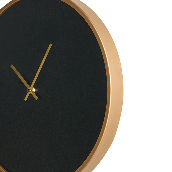 Wanduhr mit schwarzem Zifferblatt und goldenem Rahmen