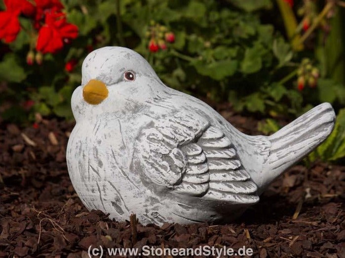 Dekorative Vogelfigur aus Stein für den Garten als wetterfeste Dekoration
