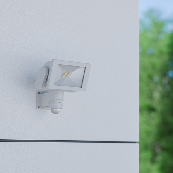 Steinel LED Außenstrahler mit Bewegungsmelder an einer Hauswand montiert