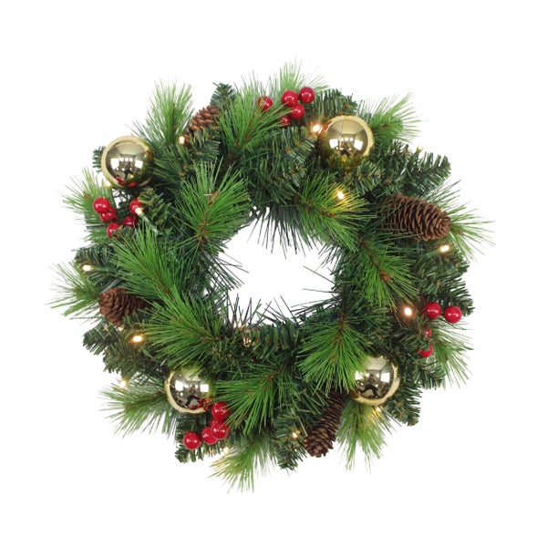 Dekorativer Weihnachtskranz mit Kugeln, Tannenzapfen, Beeren und Lichtern