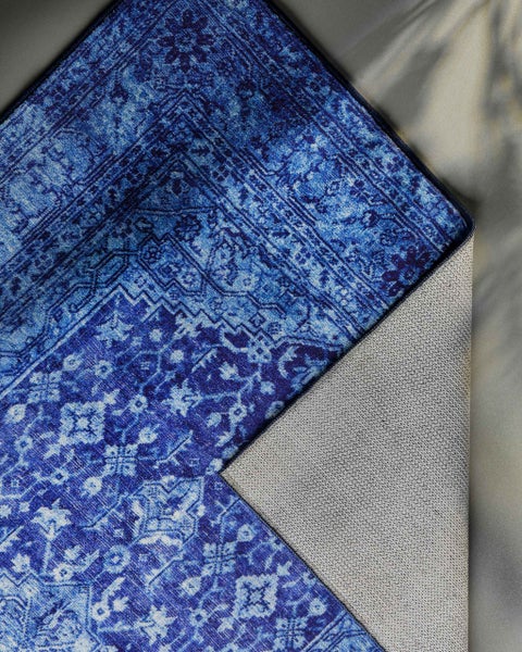 Blau gemusterter Orientteppich mit Vintage-Design und rutschhemmender Rückseite.