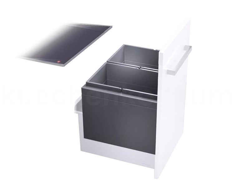 Einbau-Abfalltrennsystem mit grauen Kunststoffbehältern in einer weißen Schublade und einer dunklen Abdeckung.