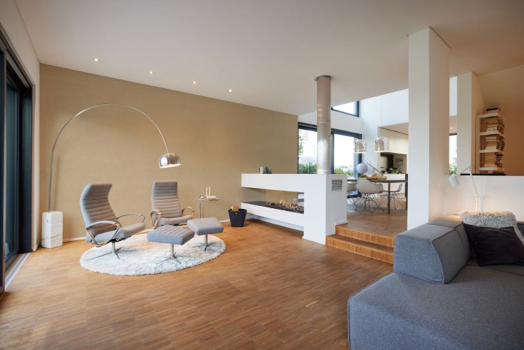 Drahtzaun mit Steinen als Grundstücksbegrenzung