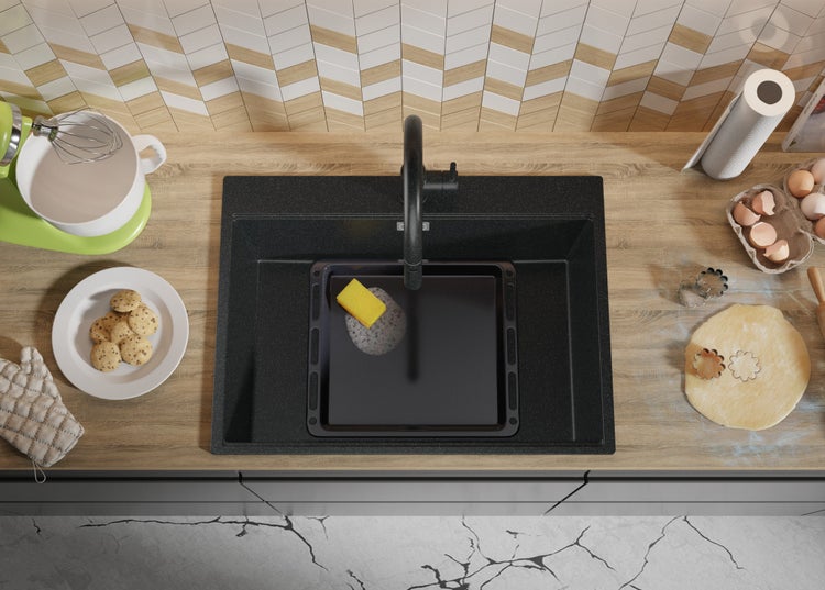 Küchenszene mit Spüle, Armatur, Backutensilien und Lebensmitteln auf einer Arbeitsplatte