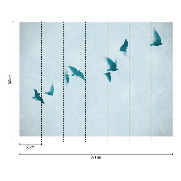 Vlies-Fototapete mit fliegenden Vögeln in einem hellen Wohnzimmer mit weißem Sofa, rundem Teppich und Parkettboden.