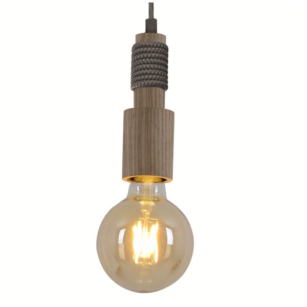 Wohnzimmer mit grauem Sofa, Dekokissen, Tagesdecke, Tisch und Beleuchtung