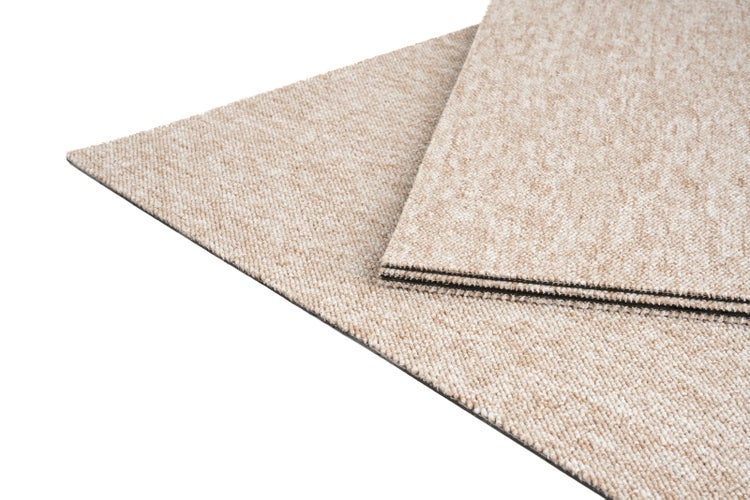 Teppichfliesen mit Schlingenoberfläche und stabiler Rückseite.