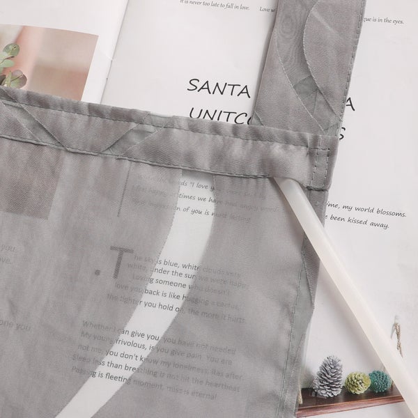Dekorative Gardine mit Textmuster