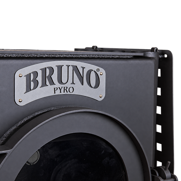 Detailansicht eines Bruno Pyro Kaminofens mit Metallschild und Logo.