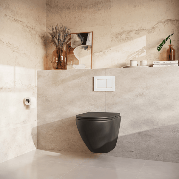Modernes wandhängendes WC in einem Badezimmer mit Steinoptikfliesen, inklusive Betätigungsplatte und dekorativen Accessoires.