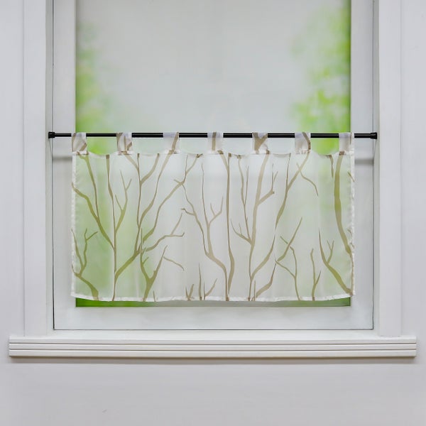 Kurzgardine mit Baum-Motiv vor Fenster
