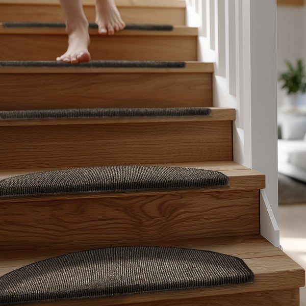 Holztreppe mit Teppichstufen und Person, die die Treppe benutzt.