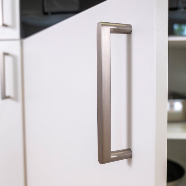 Küchenschrank mit Metallgriff