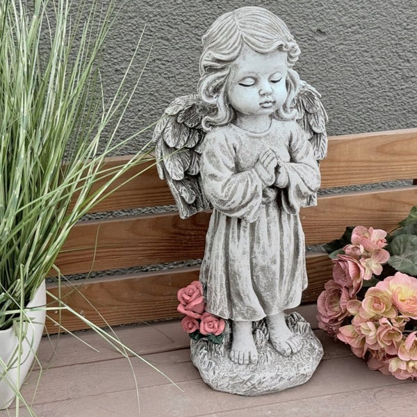Steinfigur betender Engel als Gartenfigur aus wetterfestem Material mit detailreichen Flügeln und Rosenverzierung am Sockel.