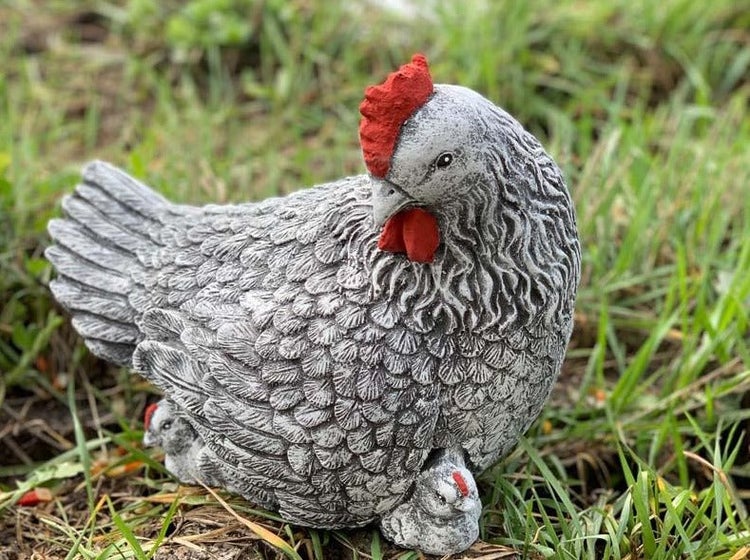Gartenfigur Huhn mit Küken aus Steinguss für die Gartendekoration