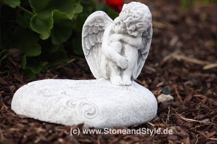 Gartenfigur Grabschmuck in Form eines sitzenden Engels auf einem Stein mit Verzierungen zur dekorativen Gestaltung von Grabstätten