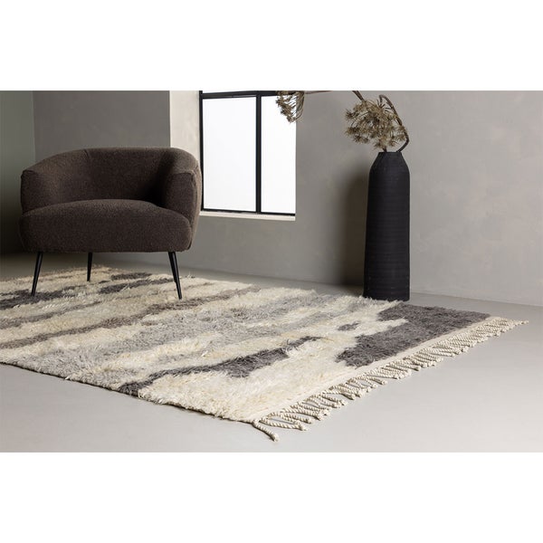 Innenraum mit Sessel, Dekoration und Teppich mit Fransen