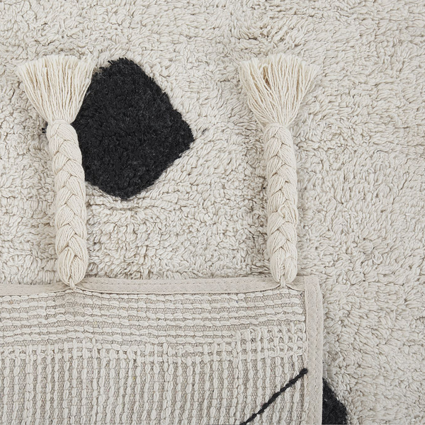 Hochflor-Teppich mit Rautenmuster und geflochtenen Quasten.
