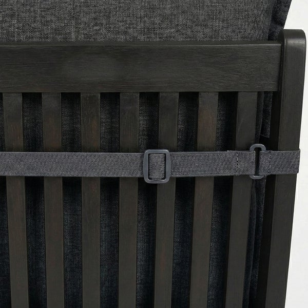 Detailansicht einer Rückenlehne aus Holz mit Stoffbezug und Befestigungsband