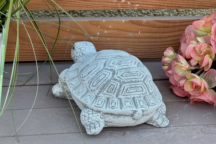 Dekorative Schildkrötenfigur aus Stein für den Garten.