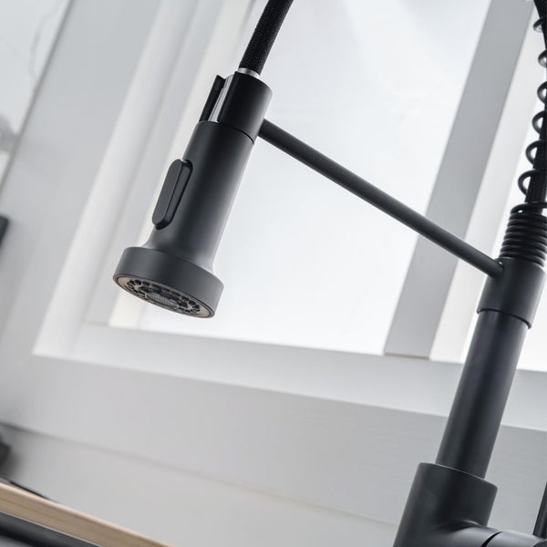 Küchenarmatur mit ausziehbarer Brause und flexiblem Schlauch in moderner Optik.