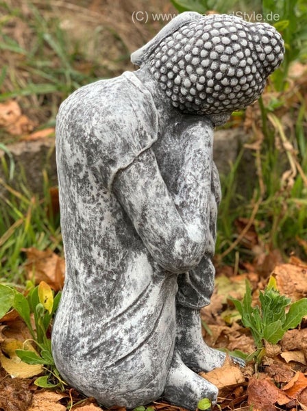 Steinfigur Buddha in kauernder Haltung für den Garten